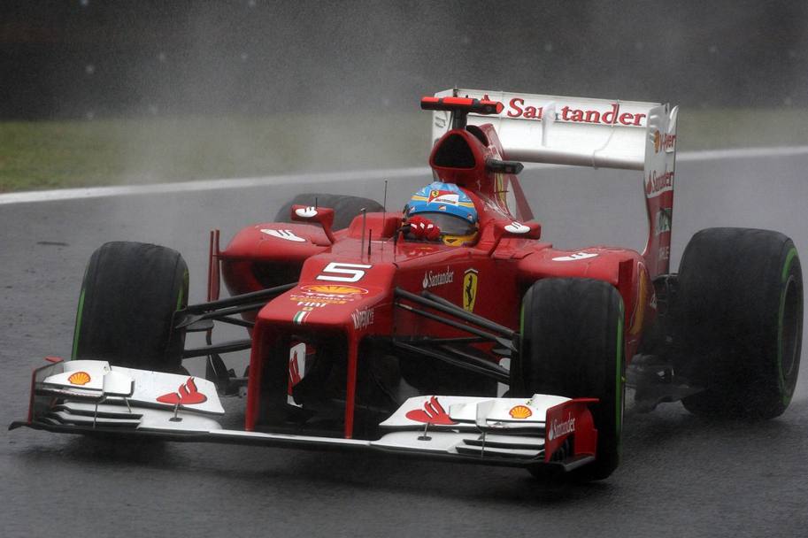 Brasile 2012: Alonso arriva all&#39;ultimo GP con 13 punti da recuperare su Vettel, ma una gara caotica con pioggia, safety car, errori del box Red Bull, Vettel speronato al primo giro e autore di una grande rimonta fino al 6° posto, non basta: lo spagnolo è 2° dietro Button e perde il titolo per  soli 3 punti. Ancora un beffa. LaPresse 